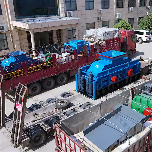 時(shí)產(chǎn)六十多噸左右的液壓對(duì)輥制砂機(jī)多少錢(qián)？