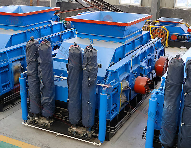 大型液壓對(duì)輥制砂機(jī)每小時(shí)出多少噸沙子？多少錢一臺(tái)？